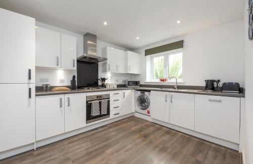 Maidstone House | Modern 4 Bedroom House-Sleeps 7-Parking-Nr Hospital-Perfect for Work Crews
