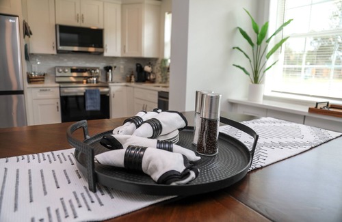 Arlington House | Modern 4 bedroom with Patio and Pool - Sleeps 10