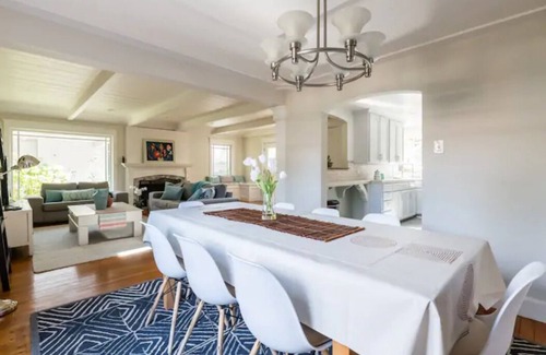 Shoreline West House | Modern 4bd Getaway In Downtown MV With Pool!