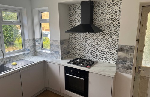 High Wycombe House | Modern 4BR, 2BA Family Home – Sleeps 9, Garden, Parking, Near Station