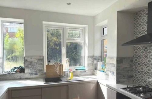 High Wycombe House | Modern 4BR, 2BA Family Home – Sleeps 9, Garden, Parking, Near Station