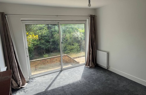 High Wycombe House | Modern 4BR, 2BA Family Home – Sleeps 9, Garden, Parking, Near Station