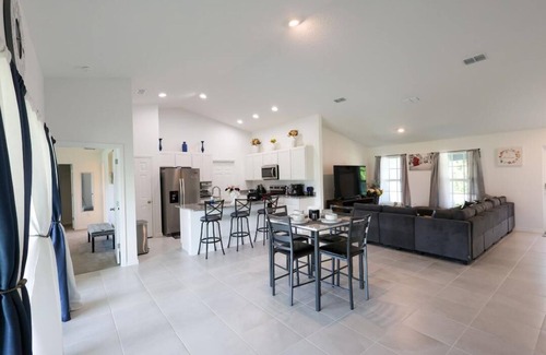 Port Malabar House | "Modern 4BR, 2BA home: brand new, spacious & family-friendly in prime location!"