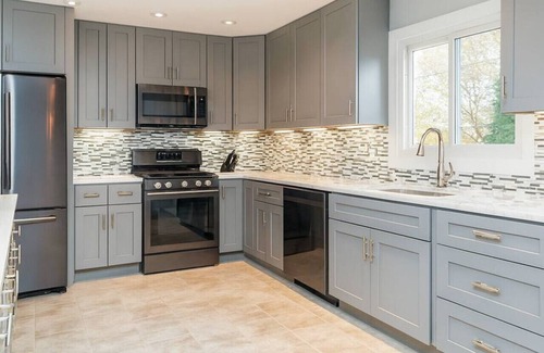 Bensenville House | Modern 4BR Getaway -Private Yard -Bensenville