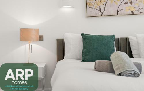 Coulsdon West Apartment | Modern 4BR Home, Ideal for Long Stays & Relocation