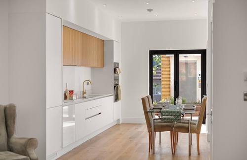 Coulsdon West Apartment | Modern 4BR Home, Ideal for Long Stays & Relocation