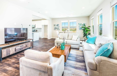 Ontario House | Modern 4BR Retreat: Fast WiFi, Flexible Lease, Pet-Friendly, Near ONT Air #41414