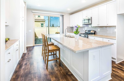 Ontario House | Modern 4BR Retreat: Fast WiFi, Flexible Lease, Pet-Friendly, Near ONT Air #41414