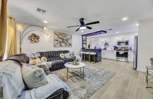 Maryvale House | Modern 4BR Retreat w/Pool in sunny Phoenix