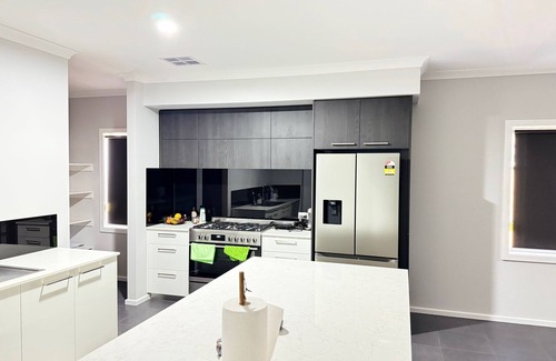Rockbank House | Modern 4BR Retreat with Pool, Gym, Wi-Fi & Garage – Near Shops