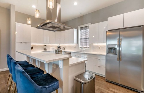 Mid-City House | Modern 4BR townhouse 10 Min to FQ