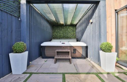Cockett House | Modern 5-Bed Retreat with Parking
