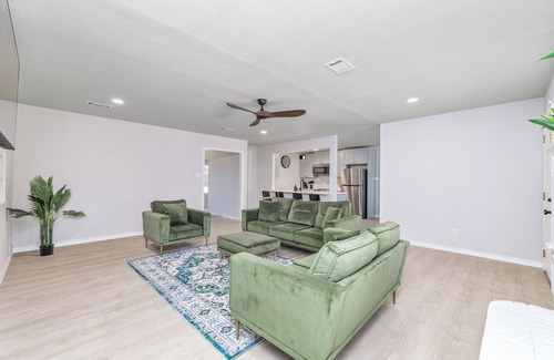 San Angelo House | Modern 5-Bedroom Escape with TVs in Every Room & Room for Everyone