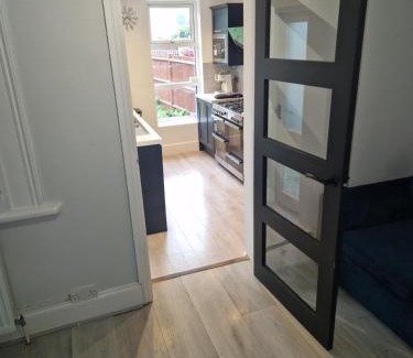Thornton Heath Apartment | Modern 5 bedroom house with parking, London