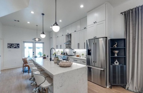 Northside House | Modern 5BDR near Downtown with remote gate access, gym, ping pong