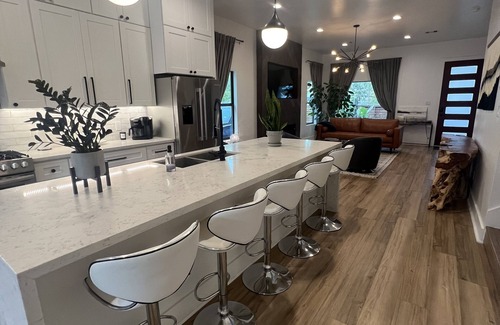 Northside House | Modern 5BDR near Downtown with remote gate access, gym, ping pong