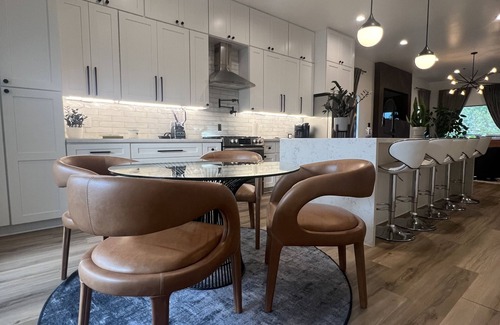 Northside House | Modern 5BDR near Downtown with remote gate access, gym, ping pong