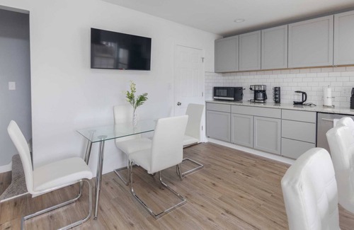 Des Moines House | Modern 5BR home, Ping Pong & wifi