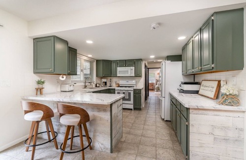 Bay City House | Modern 5BR House, Long Term, Large Groups, Bachelorette Parties, Handicap,Family