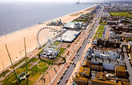 Hopton Other | Modern 6 Berth Caravan At Broadland Sands Holiday Park Ref 20034Sv