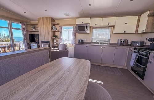 Pakefield House | Modern 6 berth caravan with free WiFi nearby Pakefield beach ref 68028CR