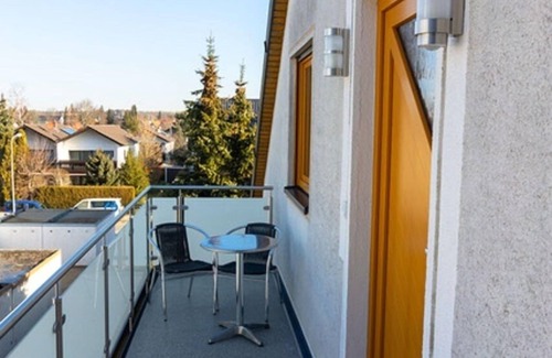 Altenfurt Apartment | Modern apartment with good transport links near the fair