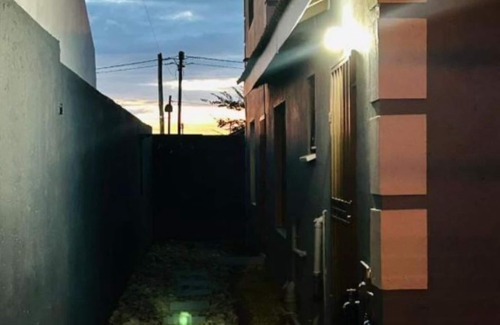 Greater Johannesburg Metropolitan Area Apartment | Modern Airb&b with Wi-Fi Soweto near famous entertainment sites.