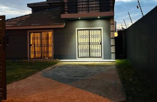 Greater Johannesburg Metropolitan Area Apartment | Modern Airb&b with Wi-Fi Soweto near famous entertainment sites.