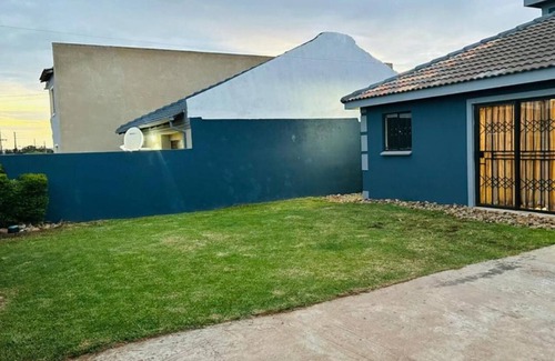 Greater Johannesburg Metropolitan Area Apartment | Modern Airb&b with Wi-Fi Soweto near famous entertainment sites.