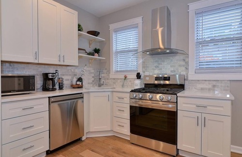 Pittsburgh House | Modern All-New, Near Downtown, Private Parking - walking to Children Hospital