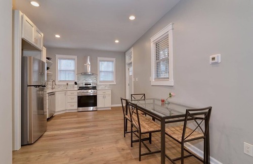 Pittsburgh House | Modern All-New, Near Downtown, Private Parking - walking to Children Hospital