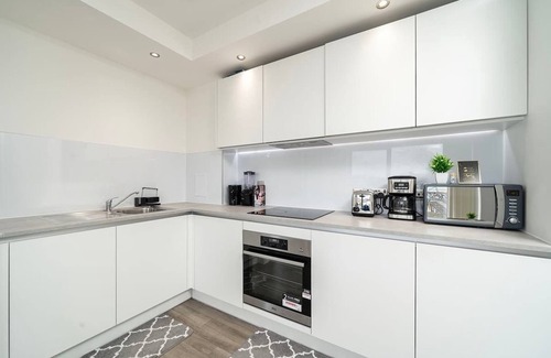 Royal Docks Apartment | Modern Amenities - Easy Access to O2