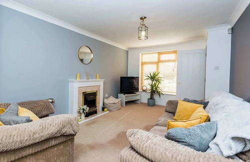 Swindon House | Modern and Bright 3 Bed Swindon Home with Parking