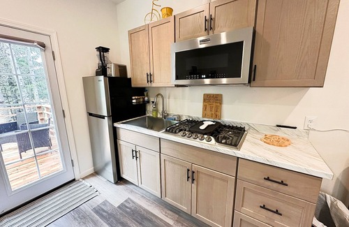 Homer Apartment | Modern and Clean 1 BR Sleeps 4 Across from Kachemak Bay - Minutes to the Spit!
