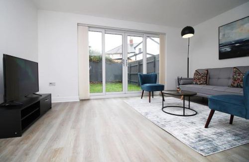 Canton House | Modern and Cosy 3 Bed House Close to Cardiff City Centre perfect for Family Relocations, Contractors & Groups by Gurkha Stay with Free Parking and Wifi