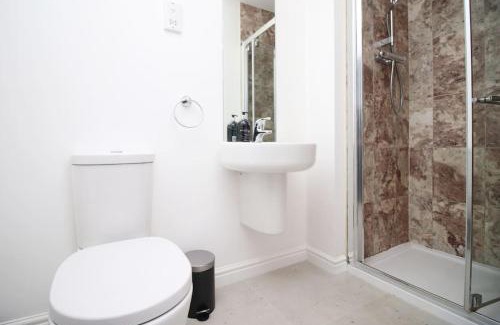 Canton House | Modern and Cosy 3 Bed House Close to Cardiff City Centre perfect for Family Relocations, Contractors & Groups by Gurkha Stay with Free Parking and Wifi