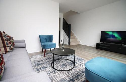 Canton House | Modern and Cosy 3 Bed House Close to Cardiff City Centre perfect for Family Relocations, Contractors & Groups by Gurkha Stay with Free Parking and Wifi