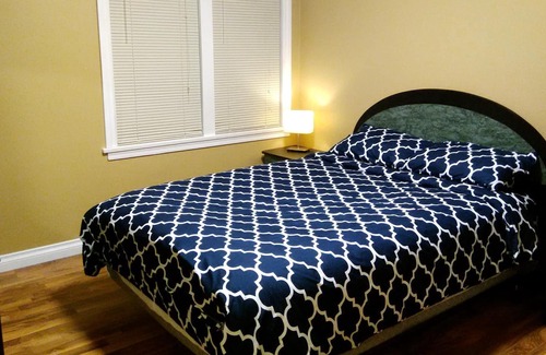 Chilliwack Proper Village West House | Modern and Simple, Family friendly, Sun Deck & Garden, close to downtown