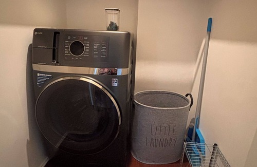 South Arroyo Apartment | Modern and Spacious Urban Retreat in Pasadena: 2 bd + 2 ba apartment with office