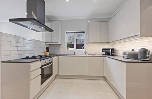 West Ealing Apartment | Modern and Stylish 2Bed/2Bath Ground Floor Flat with Lovely Garden