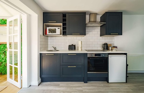 City Centre Apartment | Modern apartment pet friendly includes parking