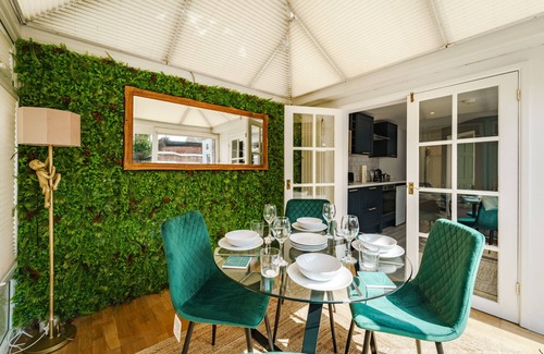 City Centre Apartment | Modern apartment pet friendly includes parking