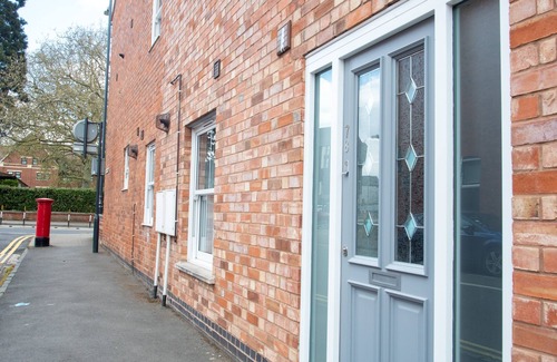 City Centre Apartment | Modern Apartment in Stratford Upon Avon With Parking Wifi and Netflix