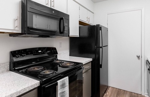Chesterfield Apartment | Modern Apartment in Prime Location (ID1201X689)