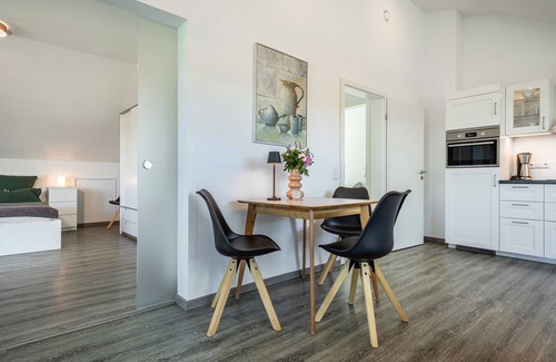 Waggershausen Apartment | Modern Apartment 2 in House Sohl with Private Balcony & WiFi