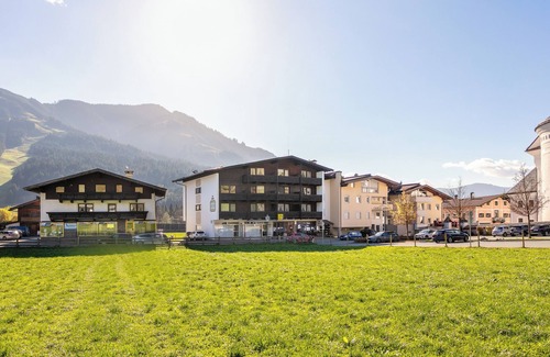 Brixen im Thale Apartment | Modern apartment, 100 metre from the ski bus