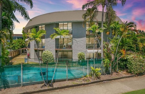 Cairns North Apartment | Modern Apartment Close to the City Centre 16