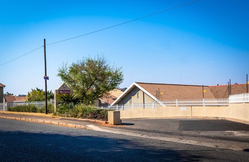 Greater Johannesburg Metropolitan Area Apartment | Modern apartment in culturally vibrant Melville