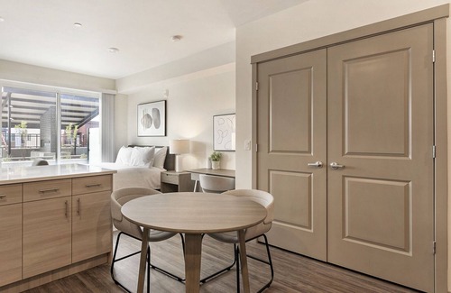 Kent Apartment | Modern Apartment in Prime Location (ID9325X61)