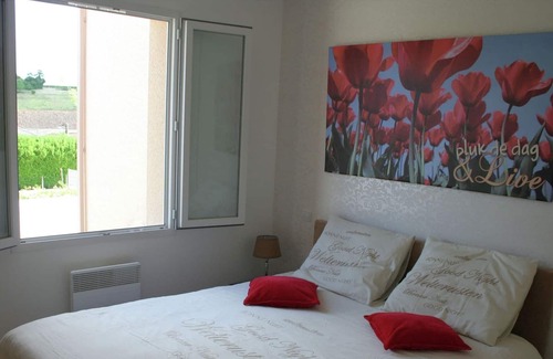 Segonzac Villa | Modern Apartment in Segonzac with Swimming Pool